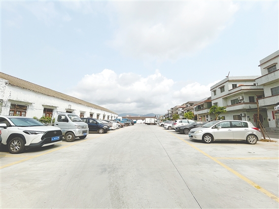 西甲村盘活闲置资源，有效解决村民停车难问题。