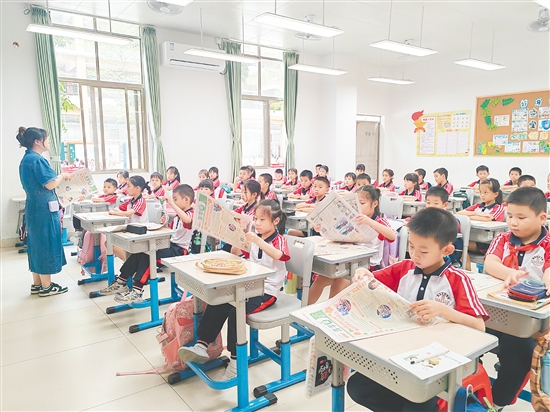 《青苹果》在新会东区学校的班级之间、同学之间有序传递。