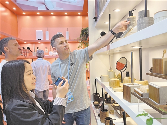 在江门市金泉家庭用品有限公司展位，各式产品备受外商青睐，收获广泛关注。