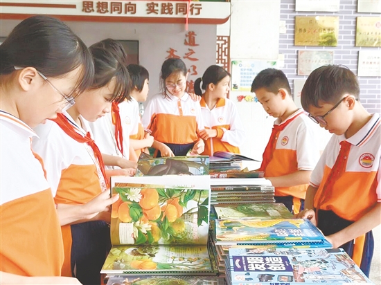 鹤山市“文明阅读·书香校园”全民阅读文明实践系列活动走进各小学。