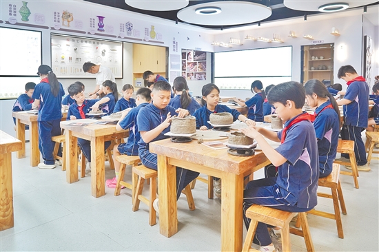 鹤山市碧桂园学校将“紫丹苏陶制作技艺”纳入陶艺社团课程，让学生们在作品的雕琢中读懂匠心传承。