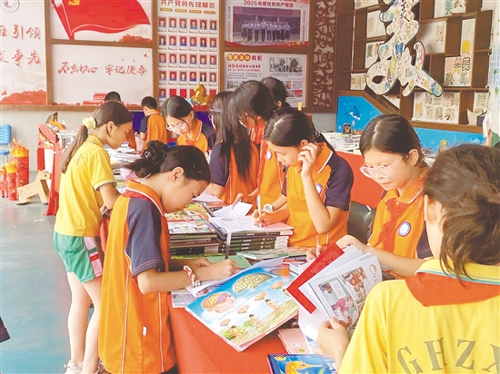 语文游园会中，学校根据不同年级学生的特点与阅读书目，精心设计了10个趣味摊位。