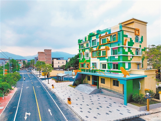 结合森林小镇特色，那吉镇“美丽圩镇客厅”外立面融入森林元素，色彩浓郁且充满自然气息。