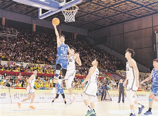 江门队球员在比赛中上篮。