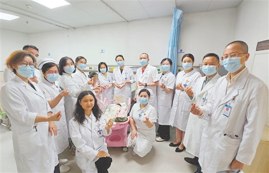 医护人员看望宝宝。