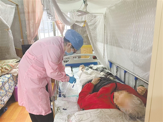 医护人员上门为患者进行护理。