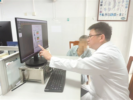 医生为患者讲解骨密度筛查报告。