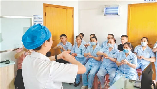 医护人员对医疗护理员进行培训。