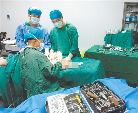医生为患儿开展手术。