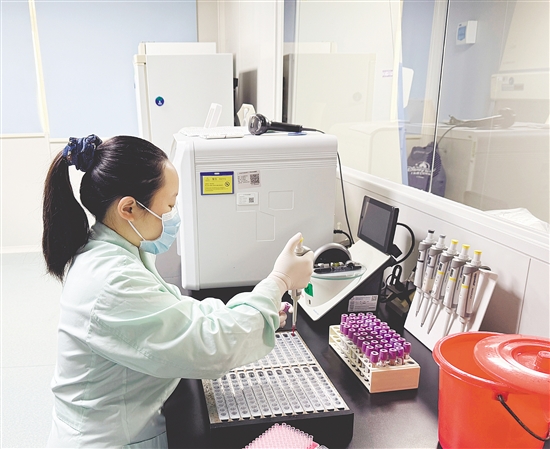 检验师正在进行基因筛查检测。