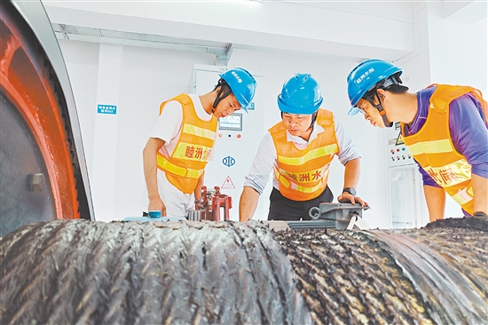 陈景锋（中）现场教授检修要点。