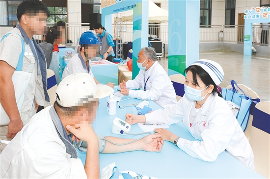 义诊现场，专家团队为职工提供中医义诊、职业病诊断咨询等“一站式”服务。