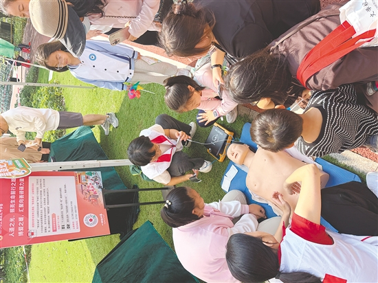 工作人员为居民科普AED使用技能及应急救护知识。