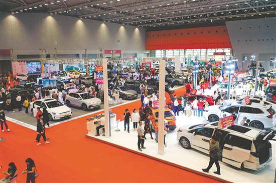 往届车展吸引众多市民关注。