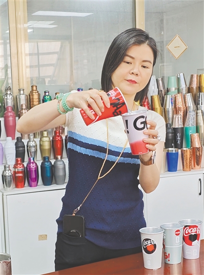 随着冰水注入，杯身像被施了魔法，开始变换颜色。