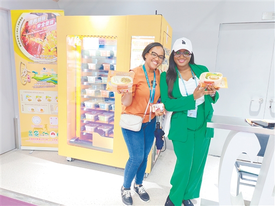 客商品尝来自台山的方便米饭，纷纷给予好评。