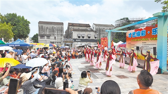 在启明里广场，民族舞、非遗武术、滑轮表演、街舞快闪轮番上演，引得观众阵阵喝彩。任佳燕