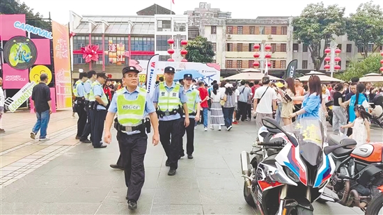 “五一”假期，公安机关全面加强旅游景区、乡村旅游点和网红打卡地的人流监测，强化巡逻防控、交通疏导和秩序维护。