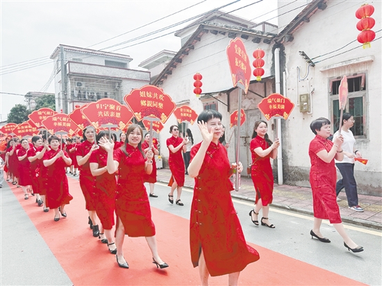 330名桥新村出嫁女从四面八方回到故里。