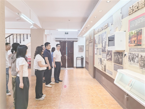 员工通过实物展品了解林基路的光辉一生。