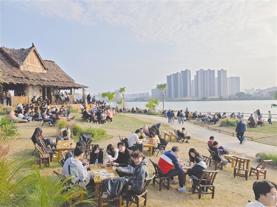 潮连街道推进环岛公园活力广场“水经济+露营+夜经济”试点，持续招引优质项目入驻，打造文旅新名片。图为漫野部落。李伟杰