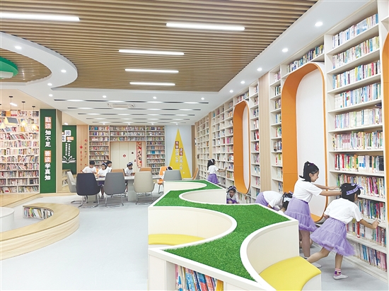 恩平市成德小学为学生打造良好的阅读空间。