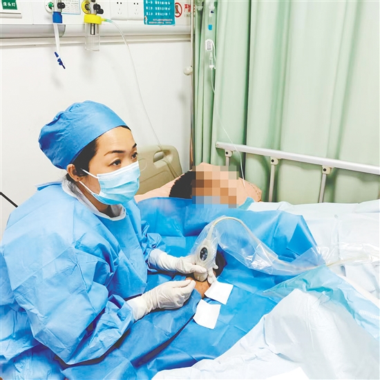 冯燕文在B超引导下联合腔内心电定位技术实施PICC置管术。