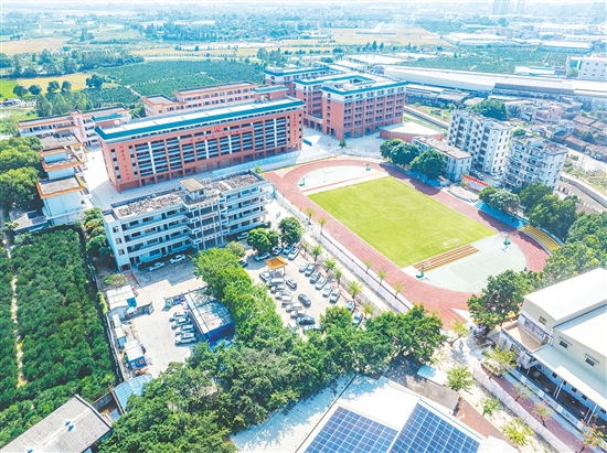 改建后的新会一中附属凤山湖中学硬件水平实现了跨越式提升。