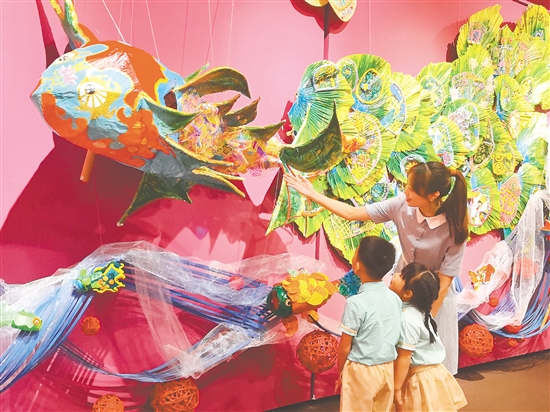 老师带着孩子参观展览。