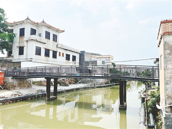 新建成的钢结构便民新桥打通了村民出行的堵点。