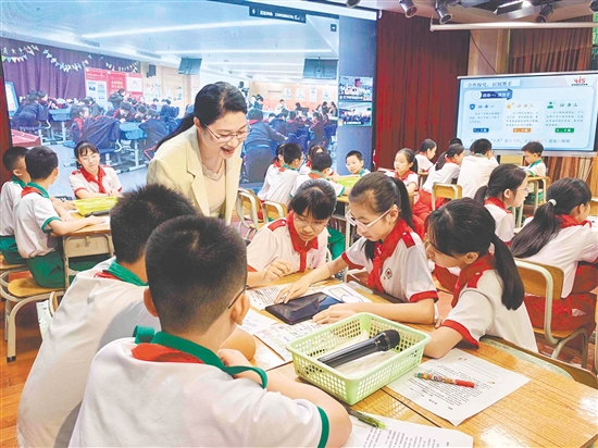 新会圭峰小学推动数智赋能课堂，让学生成为课堂的主人。