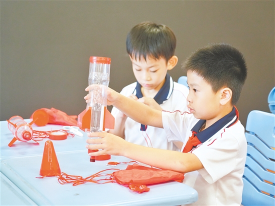 学生们化身小小“航天工程师”，将普通的塑料瓶改造成造型各异的水火箭。