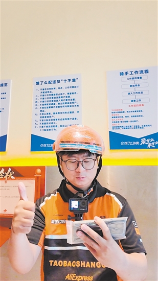 董亚强拿到摄像机后，迫不及待地定格下温暖瞬间。