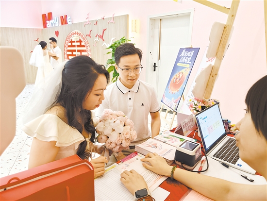 江门市妇幼保健院驻点人员为前来登记的新人提供婚前健康指导。