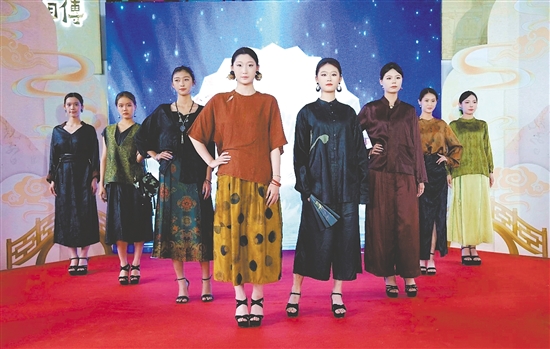 活动现场，香云纱服饰秀精彩上演。