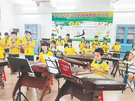 古井小学的民乐社团荟萃了古筝、琵琶、扬琴、竹笛等10余种乐器。 古井小学的民乐社团荟萃了古筝、琵琶、扬琴、竹笛等10余种乐器。