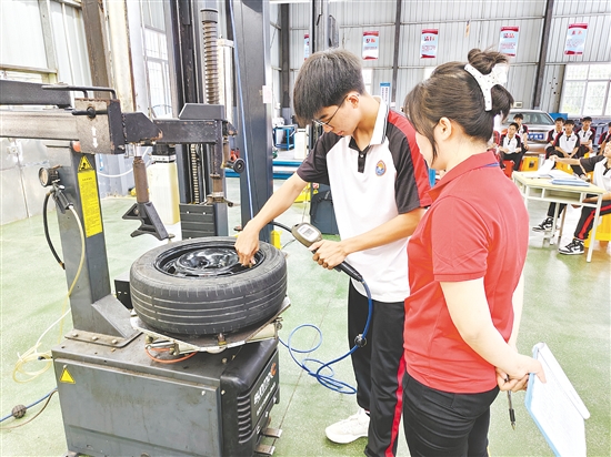 本届竞赛紧扣职业教育办学方向,涵盖学校各主干专业,设置26个贴合市场需求、对接岗位标准的专业赛项。 本届竞赛紧扣职业教育办学方向,涵盖学校各主干专业,设置26个贴合市场需求、对接岗位标准的专业赛项。