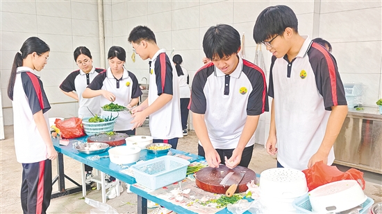 “共享厨房”从菜单构思、市场采购，到食材清洗、切配烹饪，再到餐后清洁、场地整理，全程由学生自主规划、独立完成。