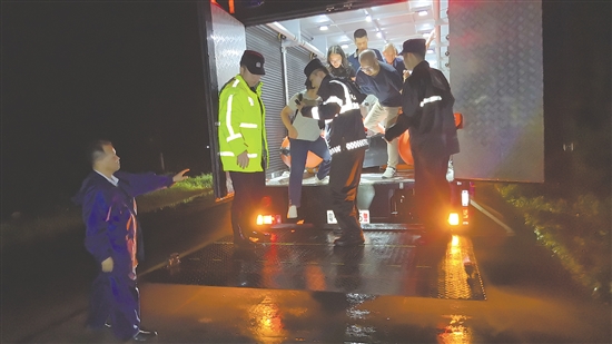 群众乘坐台山公安巡特警大队特种装备车转移至安全接驳点。 群众乘坐台山公安巡特警大队特种装备车转移至安全接驳点。