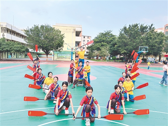 学生们排练原创舞蹈《锦渡》,伴随旋律演绎龙舟竞渡时的昂扬气势,在舞姿中传递同舟共济的团结精神。 学生们排练原创舞蹈《锦渡》,伴随旋律演绎龙舟竞渡时的昂扬气势,在舞姿中传递同舟共济的团结精神。