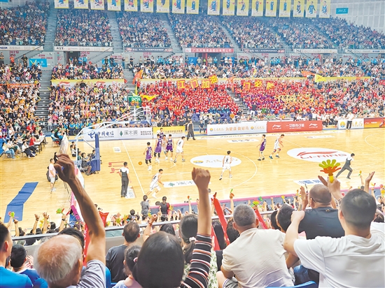 超7000名球迷到场观赛，现场氛围热烈浓厚。郭永乐