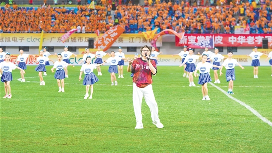 经典金曲点燃赛场氛围。陈俊锋
