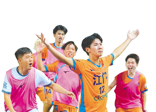 替补上场并打入制胜球的12号球员梁梓鹏与队友们一起庆祝。陈俊锋