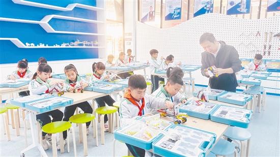 风采实验学校开设了机器人编程、3D打印、无人机航拍等科创课程，与侨乡文化深度融合。