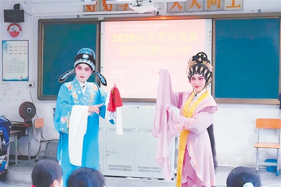 文化志愿者的婉转唱腔、优美身段、悠扬曲调,尽显粤剧独特韵味。 文化志愿者的婉转唱腔、优美身段、悠扬曲调,尽显粤剧独特韵味。