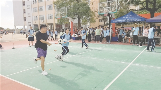 学生与家长一起参加趣味活动。 学生与家长一起参加趣味活动。