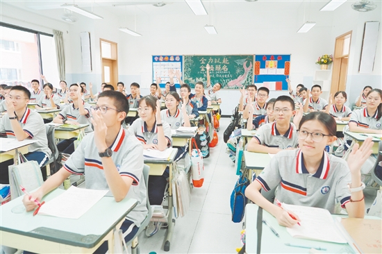 紫茶中学学生以良好的精神面貌迎接中考。
