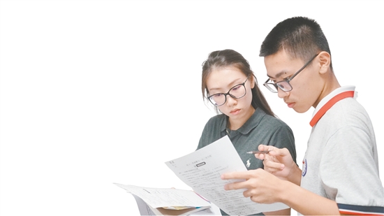 江门市华侨中学老师在辅导学生进行考前查漏补缺。