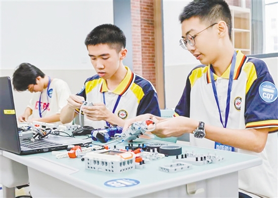 学生参加科创比赛。