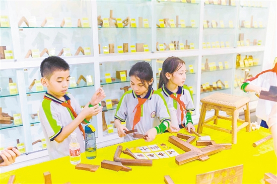 同学们现场学习榫卯技艺。